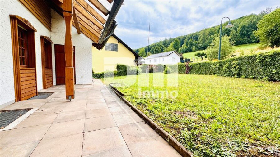 Hochwertiges 1-2 Familienhaus mit großem Garten in erhobener Ortsrandlage mit Panoramablick - EG Terrasse / Gartenbereich groß